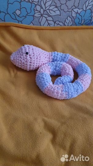 Мягкая вязаная игрушка змея