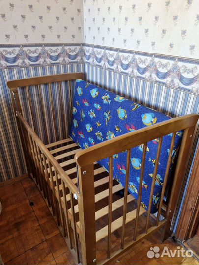 Детская кроватка с маятником
