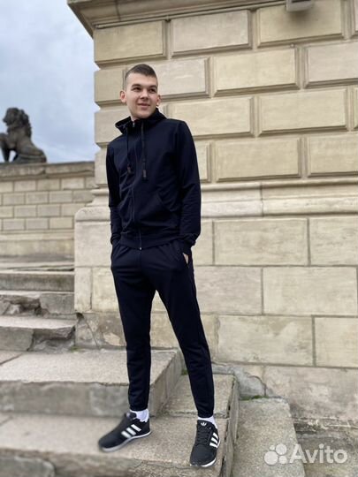 Мужской спортивный костюм