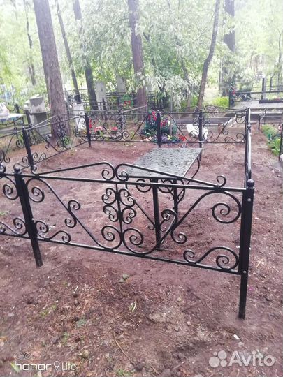 Оградка на кладбище