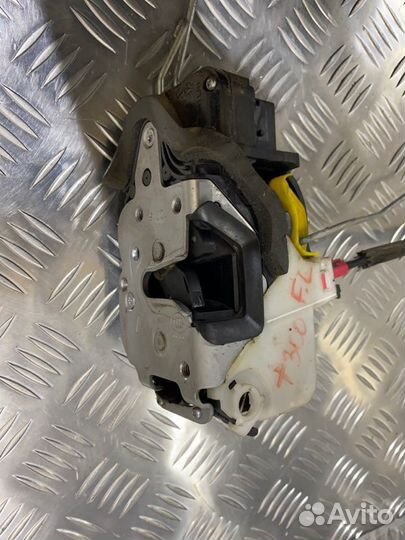 Замок двери передний левый Chevrolet Aveo T300