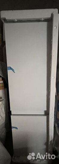 Встраиваемый холодильник Hotpoint