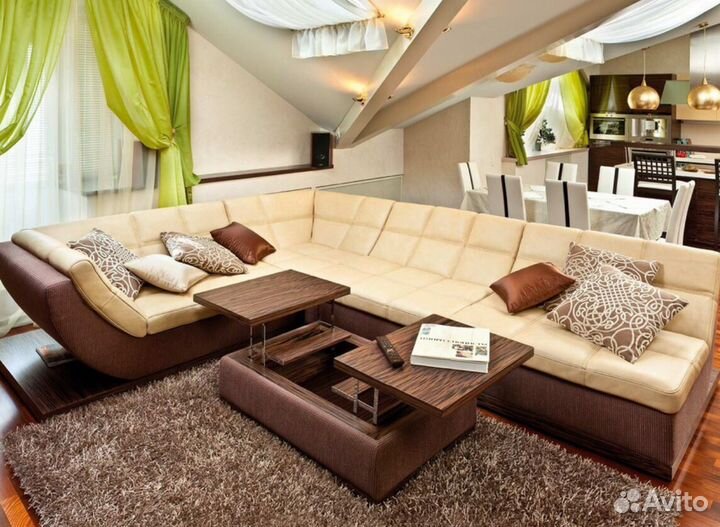 Диван с подушками