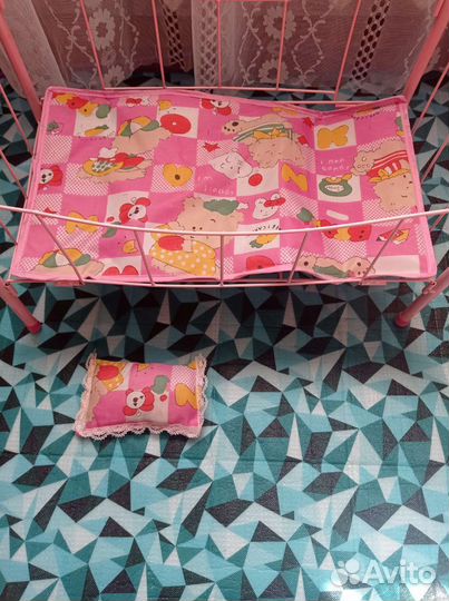 Игрушки и кроватка для кукол