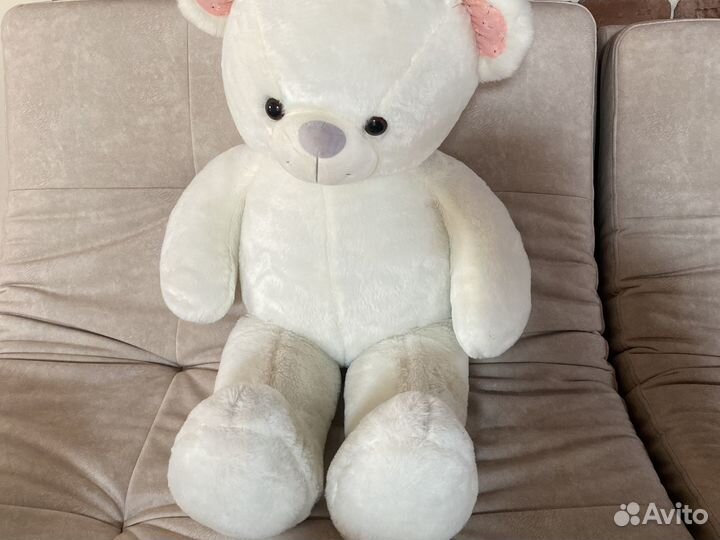 Большой плюшевый медведь