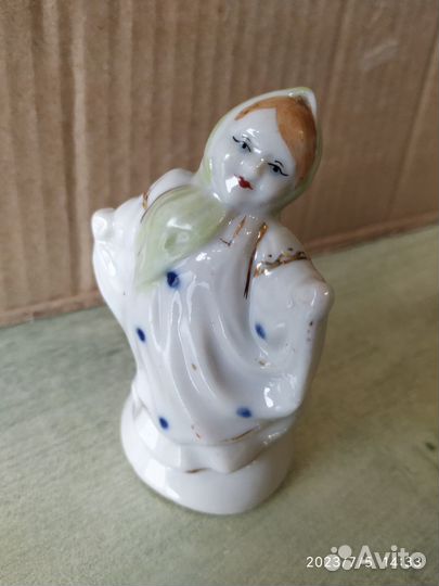 Статуэтка фарфоровая 