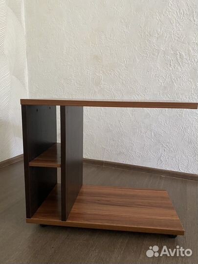 Прикроватный столик на колесиках