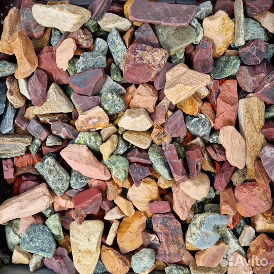 Каменная декоративная цветная крошка