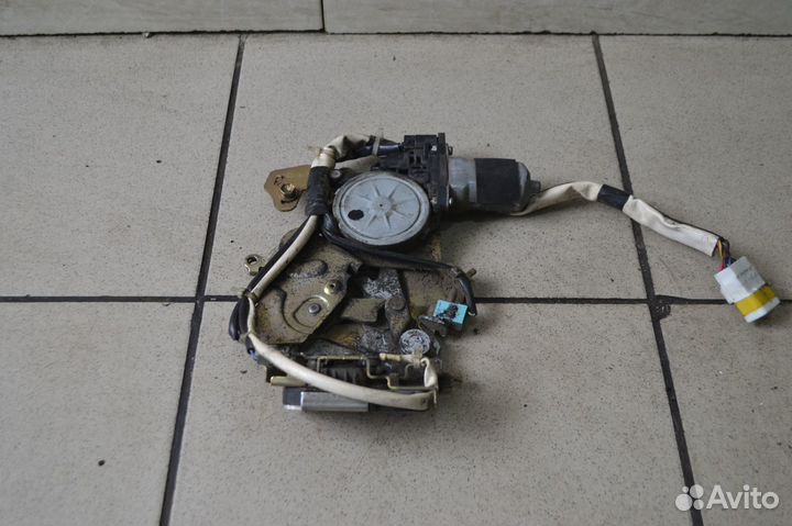 Замок двери задний левый Toyota Noah R60