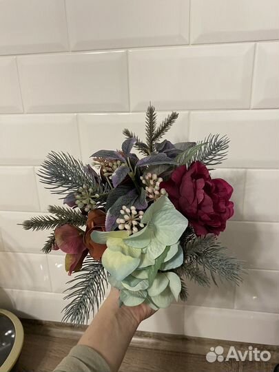 Искусственные цветы в горшке