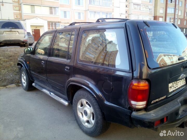 Двери задние Ford Explorer 2000 года