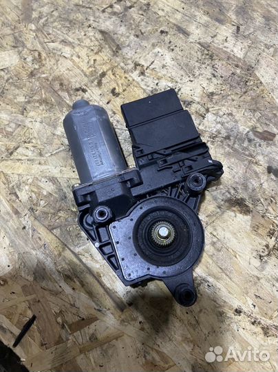 Моторчик стеклоподъемника зад левый VW Passat b5