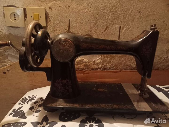 Старинная швейная машина