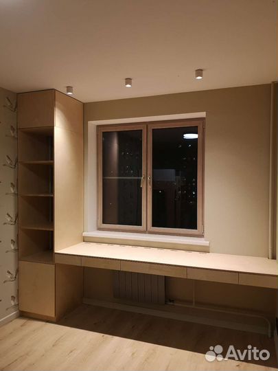 Рабочая зона у окна из фанеры