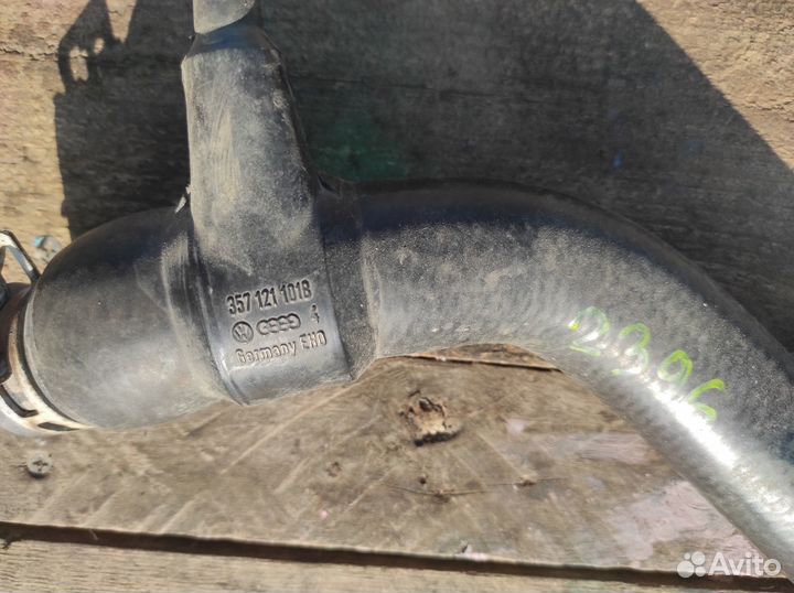 Патрубок системы охлаждения Volkswagen Passat B3