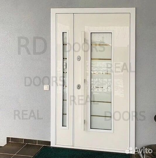 Металлическая входная дверь с боковым стеклом