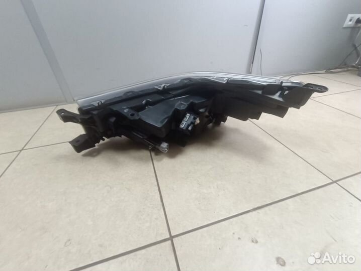 Новая Фара правая Toyota HiLux 2020- 81110YP081