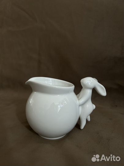 Молочник с кроликом фарфор claystreet