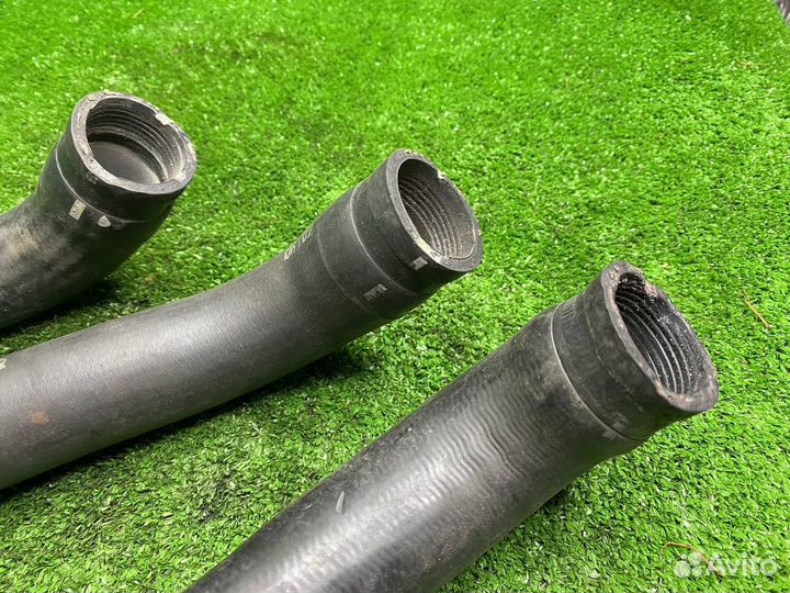 Патрубок радиатора верхний Volvo S60 S80 Xc70 V70