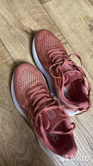 Кроссовки женские