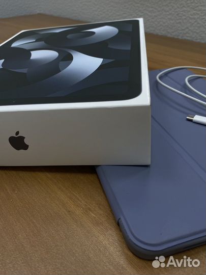 Apple iPad Air 5 + M1 10,9 Wi-Fi, 256 GB + чехол