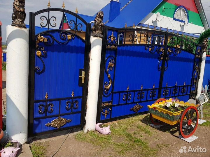 Воротами коваными элементами