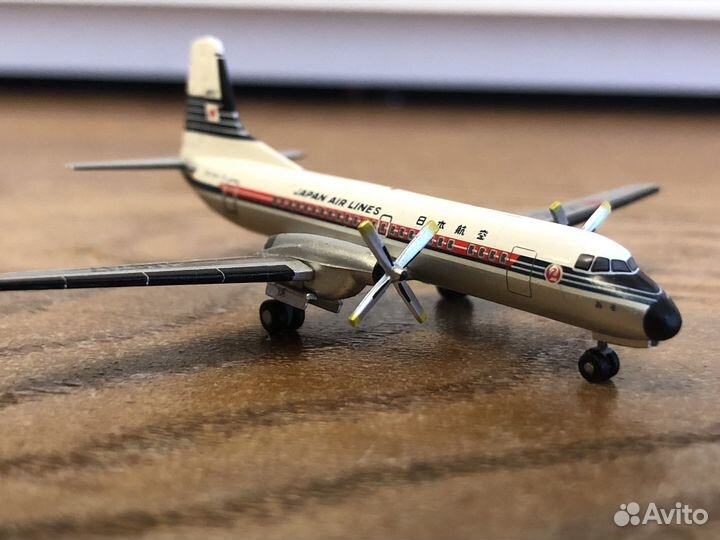 Самолет винтовой japan airlines в старой ливрее