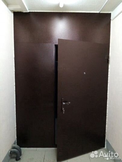 Тамбурная дверь на общий коридор,кладовки