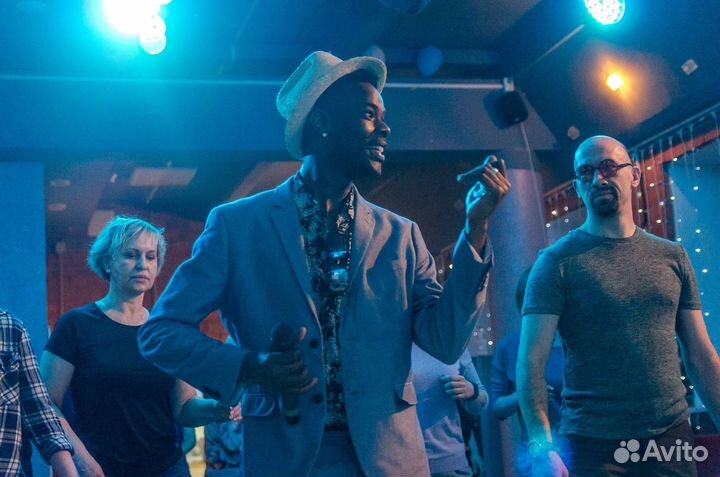 Певец. Кавер-исполнитель зажигательной латины