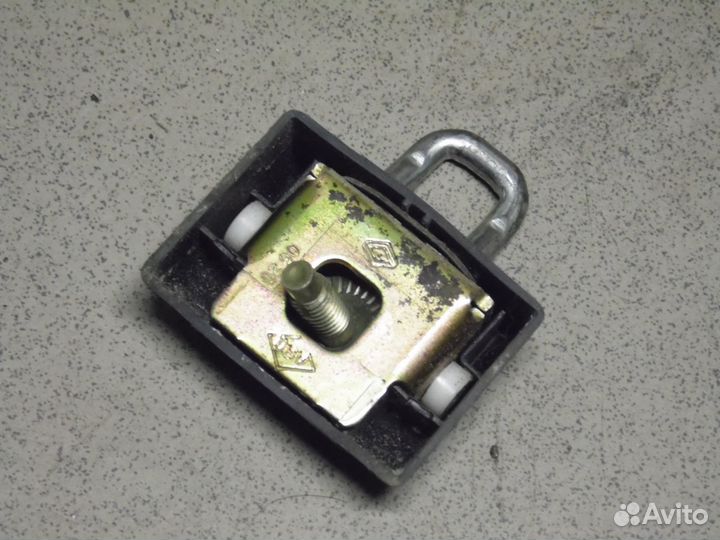 Петля замка багажника Рено Логан 1