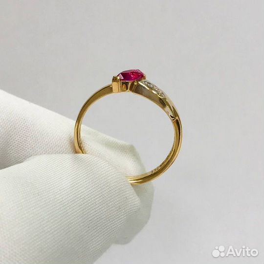 Кольцо с синтетическим камнем Золото