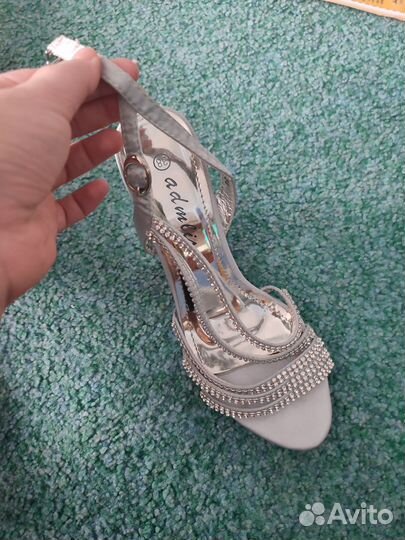 Босоножки со стразами