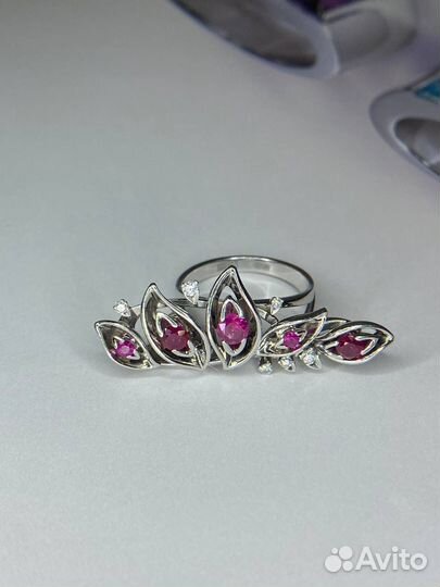 Кольцо с бриллиантами и рубинами