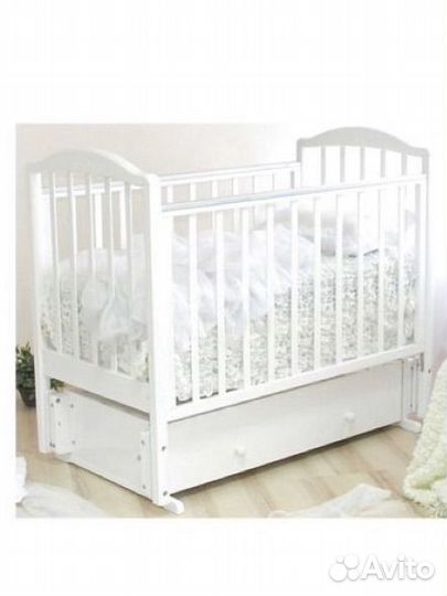 Детская кроватка с маятником