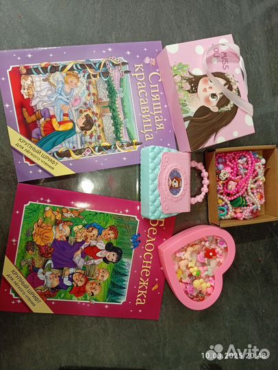 Книжки и украшения для девочек