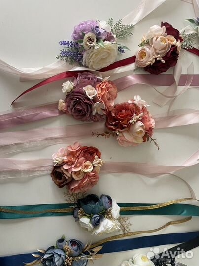 Бутоньерки и цветы на руку