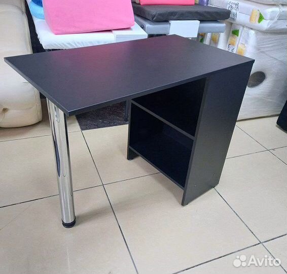 Маникюрный стол