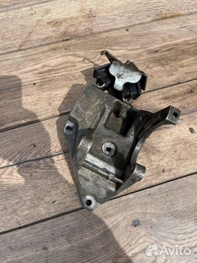 Кронштейн генератора Renault Megan 1 1.2