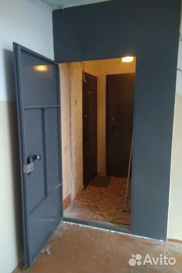 Тамбурная дверь