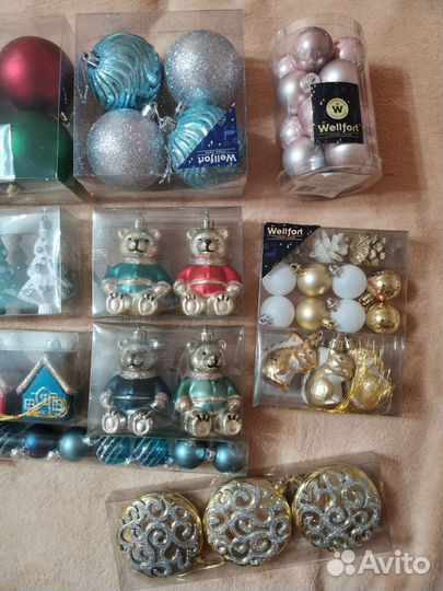 Наборы новогодних шариков, украшений
