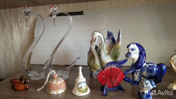 Статуэтки фарфор, стекло, сувениры разные