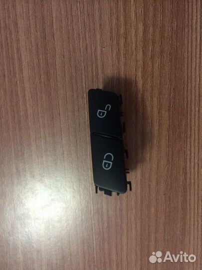 Кнопка центрального замка Mercedes C-class W204