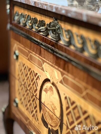 Старинный комод в стиле рококо