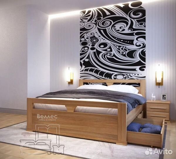 Двуспальная деревянная кровать