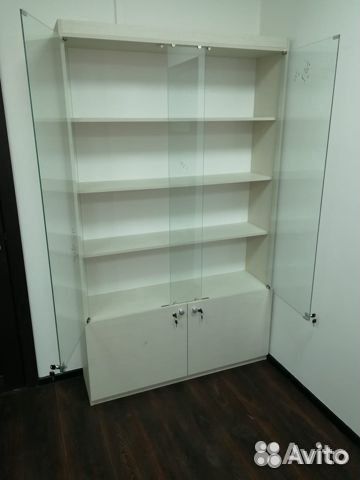 Остекленная витрина и мебель для магазина