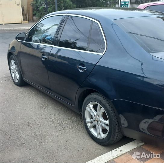 Volkswagen Jetta 1.6 МТ, 2006, битый, 230 000 км