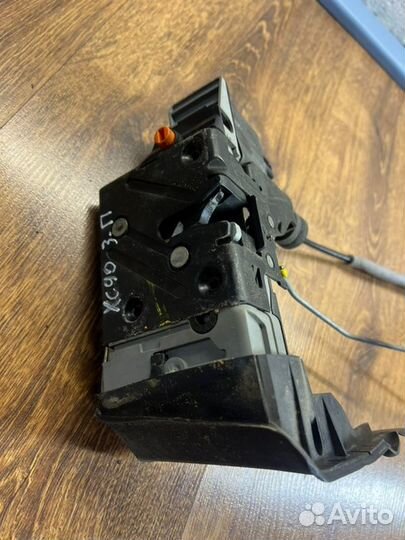 Замок боковой двери задний правый Volvo Xc90