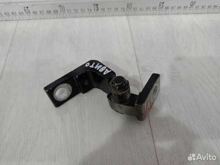 Петля двери верхняя правая Skoda Octavia Tour A4