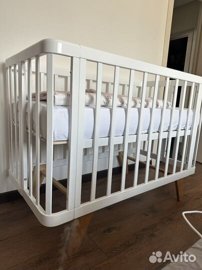 Детская кроватка с маятником