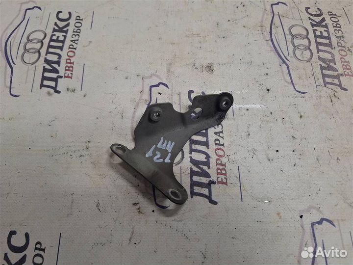 Кронштейн крепления крыла правый Audi Q7 2005